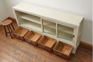 アンティーク家具　アンティークペイント　かわいい横長収納棚(飾り棚、食器棚)