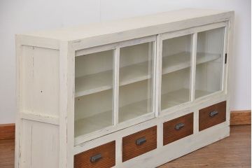 アンティーク家具　アンティークペイント　かわいい横長収納棚(飾り棚、食器棚)