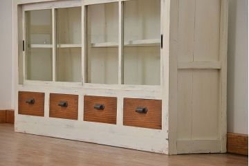 アンティーク家具　アンティークペイント　かわいい横長収納棚(飾り棚、食器棚)