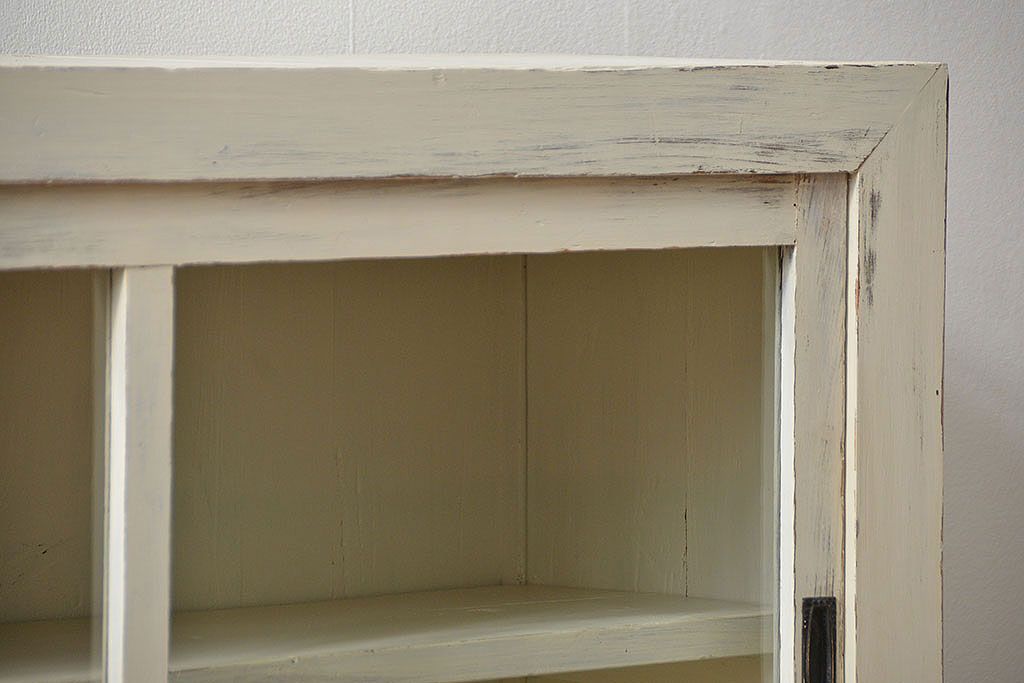 アンティーク家具　アンティークペイント　かわいい横長収納棚(飾り棚、食器棚)