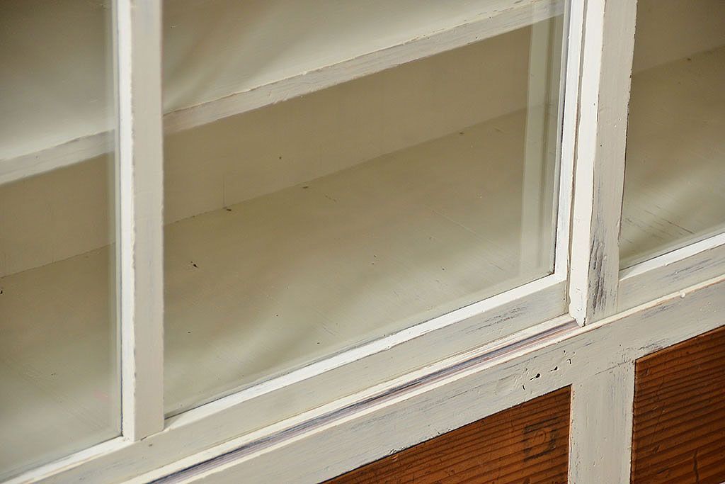 アンティーク家具　アンティークペイント　かわいい横長収納棚(飾り棚、食器棚)