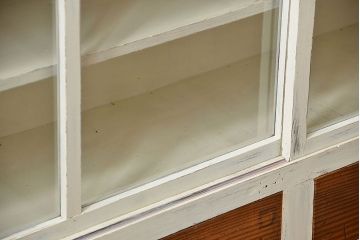 アンティーク家具　アンティークペイント　かわいい横長収納棚(飾り棚、食器棚)