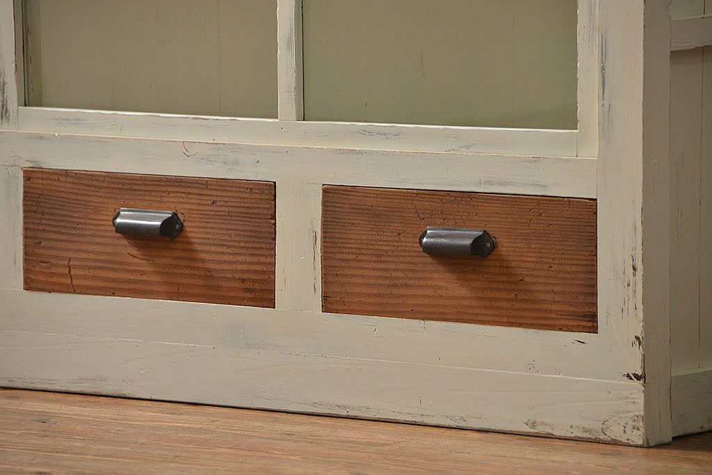 アンティーク家具　アンティークペイント　かわいい横長収納棚(飾り棚、食器棚)