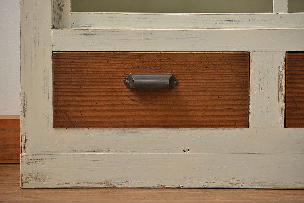 アンティーク家具　アンティークペイント　かわいい横長収納棚(飾り棚、食器棚)