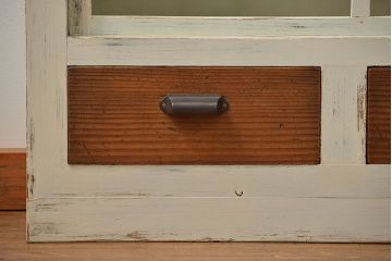 アンティーク家具　アンティークペイント　かわいい横長収納棚(飾り棚、食器棚)