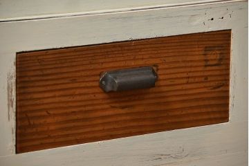 アンティーク家具　アンティークペイント　かわいい横長収納棚(飾り棚、食器棚)