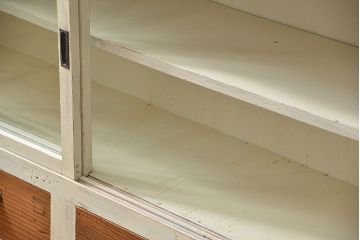 アンティーク家具　アンティークペイント　かわいい横長収納棚(飾り棚、食器棚)