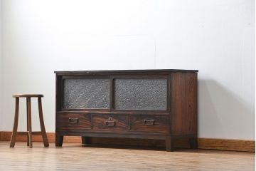 アンティーク家具　アンティーク シックなダイヤガラス　脚付きローボード(テレビ台、TVボード)