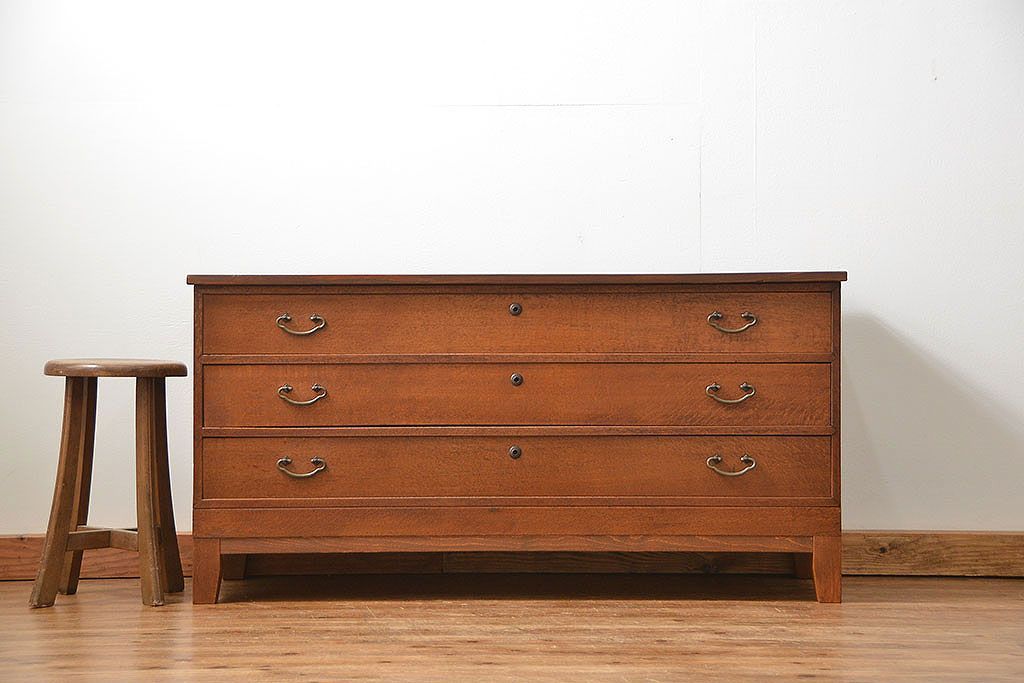 レトロ家具　昭和レトロ 脚付き!古い木のシンプルなローチェスト(ローボード・箪笥)