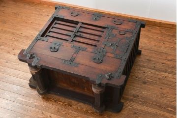 アンティーク家具　古民具・骨董 江戸期　前面欅材　素晴らしい状態の米沢車箪笥　(帳場箪笥、船箪笥)