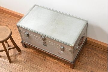 アンティーク家具　アンティーク センターテーブル仕様のジェラルミントランク