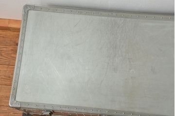 アンティーク家具　アンティーク センターテーブル仕様のジェラルミントランク