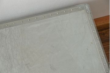 アンティーク家具　アンティーク センターテーブル仕様のジェラルミントランク