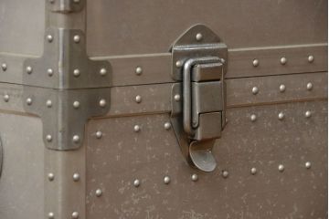 アンティーク家具　アンティーク センターテーブル仕様のジェラルミントランク