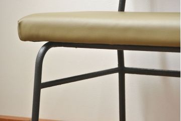 レトロ家具　昭和レトロ シンプルな鉄脚ベンチ(長椅子、長イス)