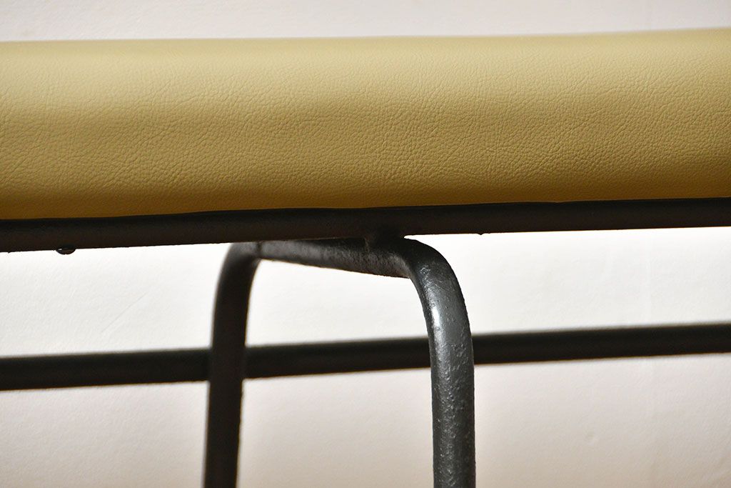 レトロ家具　昭和レトロ シンプルな鉄脚ベンチ(長椅子、長イス)