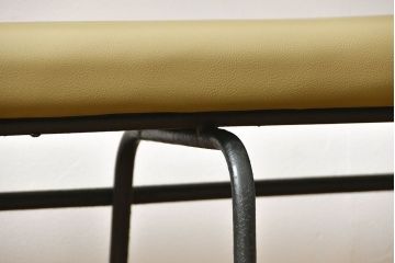 レトロ家具　昭和レトロ シンプルな鉄脚ベンチ(長椅子、長イス)