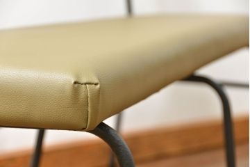 レトロ家具　昭和レトロ シンプルな鉄脚ベンチ(長椅子、長イス)