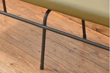 レトロ家具　昭和レトロ シンプルな鉄脚ベンチ(長椅子、長イス)