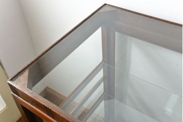 アンティーク家具 アンティーク 特大!古いタモ材 両面開きの上質なガラスケース(ショーケース、飾り棚、陳列棚)