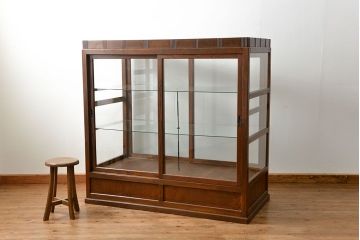 アンティーク家具 アンティーク 特大!古いタモ材 両面開きの上質なガラスケース(ショーケース、飾り棚、陳列棚)