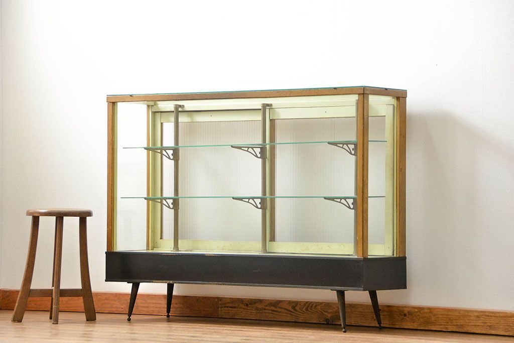 レトロ家具　アンティーク レトロな薄型ガラスケース(1) (ショーケース、飾り棚)