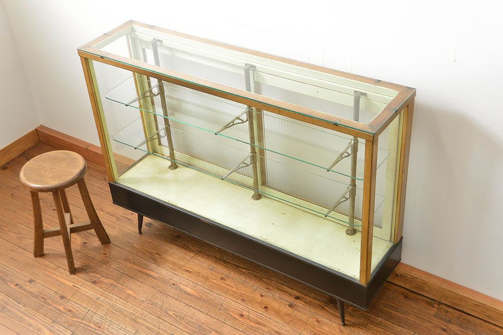 レトロ家具　アンティーク レトロな薄型ガラスケース(1) (ショーケース、飾り棚)