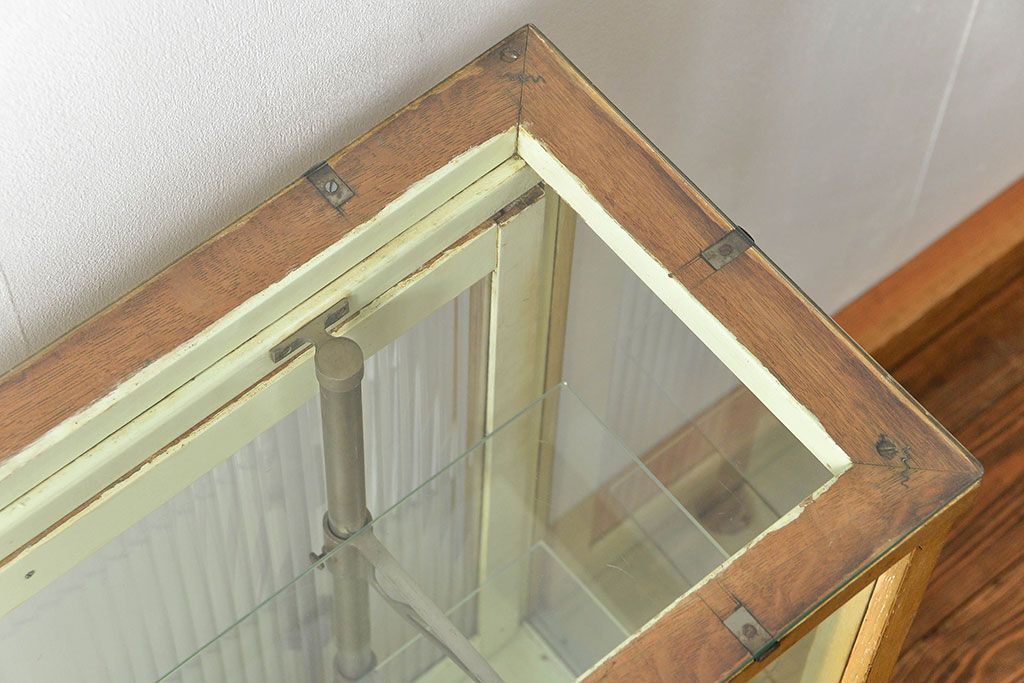 レトロ家具　アンティーク レトロな薄型ガラスケース(1) (ショーケース、飾り棚)