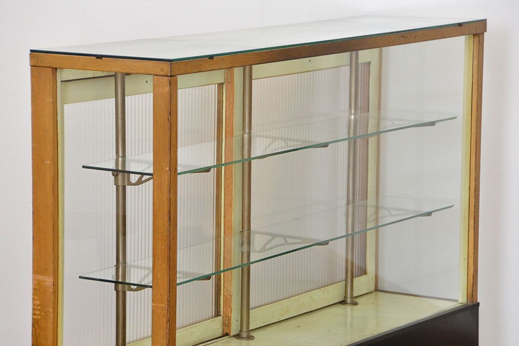 レトロ家具　アンティーク レトロな薄型ガラスケース(1) (ショーケース、飾り棚)