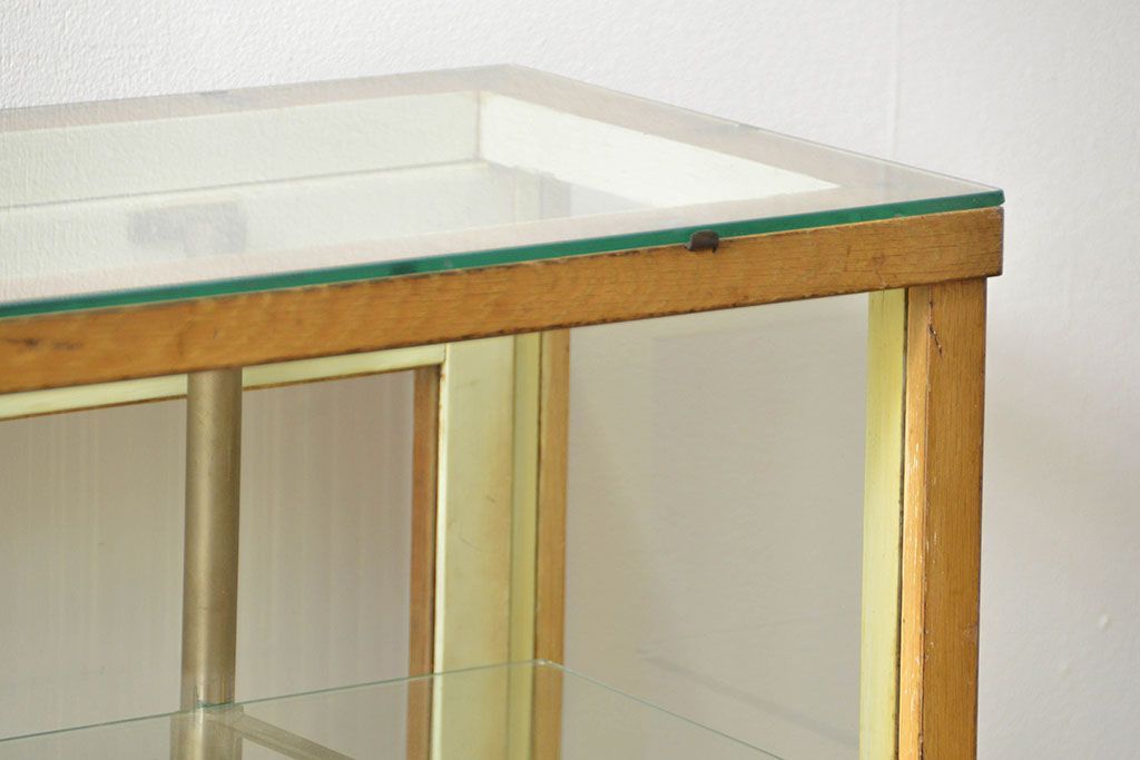 レトロ家具　アンティーク レトロな薄型ガラスケース(1) (ショーケース、飾り棚)