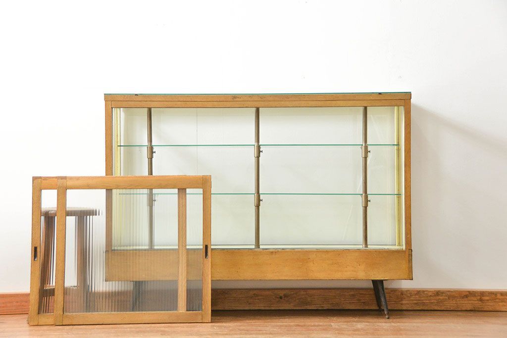 レトロ家具　アンティーク レトロな薄型ガラスケース(1) (ショーケース、飾り棚)