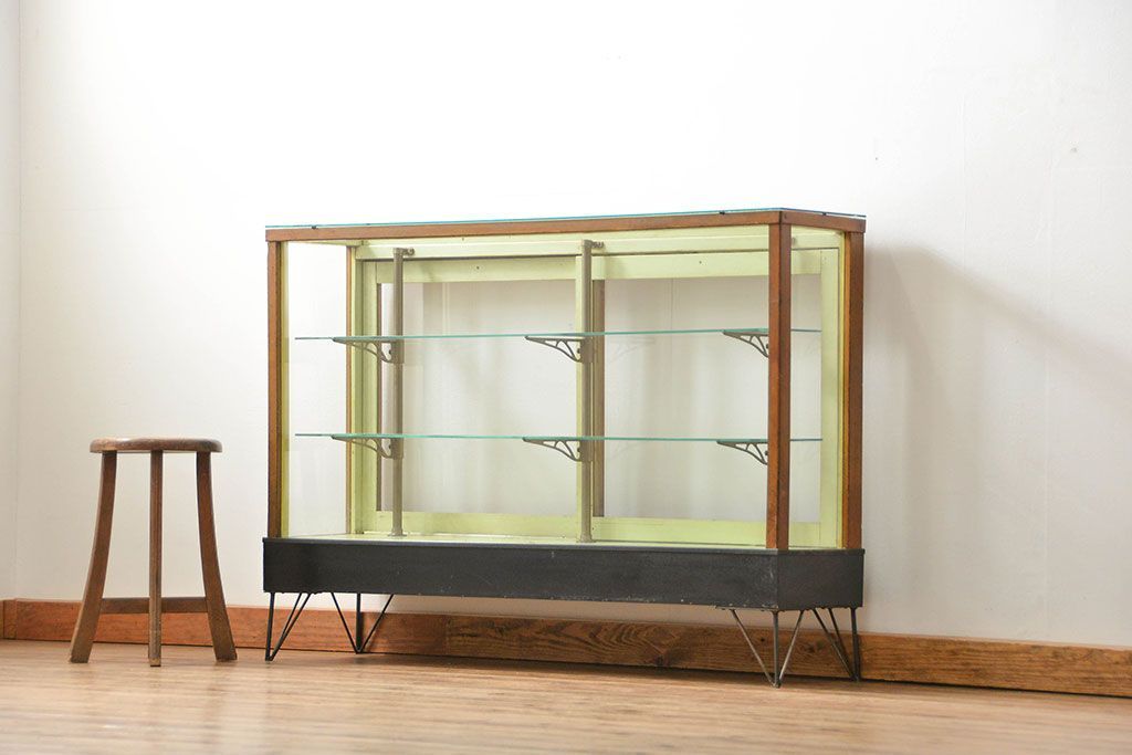 レトロ家具　アンティーク レトロな薄型ガラスケース(2) (ショーケース、飾り棚)