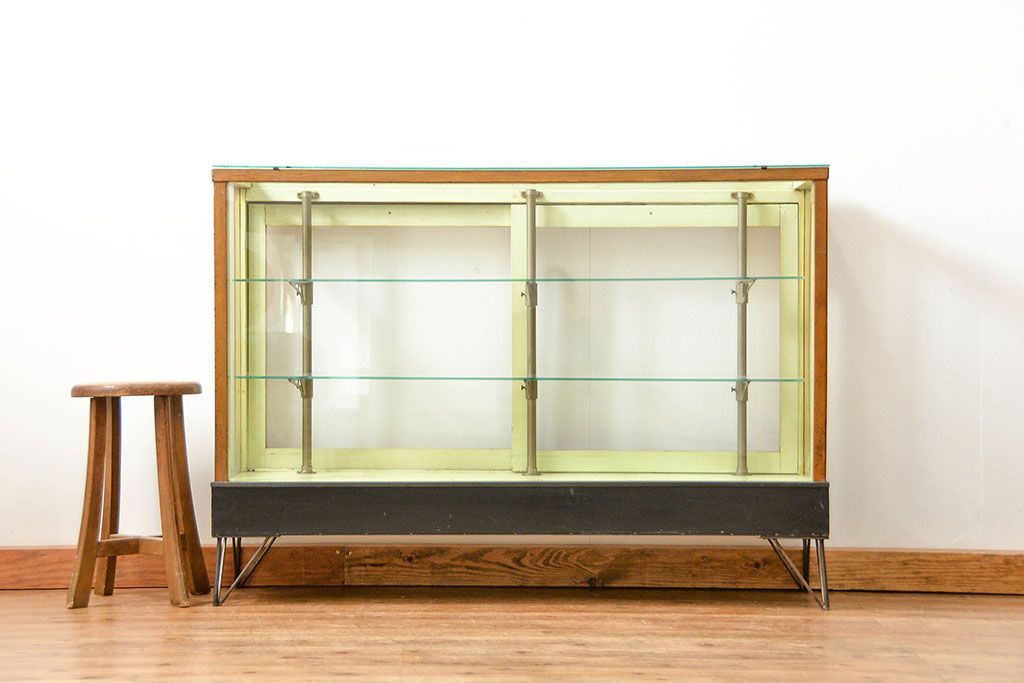 レトロ家具　アンティーク レトロな薄型ガラスケース(2) (ショーケース、飾り棚)