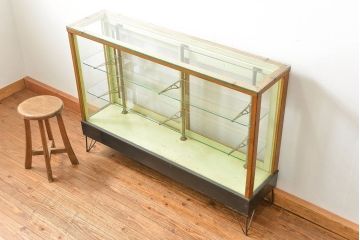 レトロ家具　アンティーク レトロな薄型ガラスケース(2) (ショーケース、飾り棚)