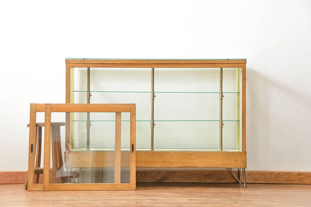 レトロ家具　アンティーク レトロな薄型ガラスケース(2) (ショーケース、飾り棚)