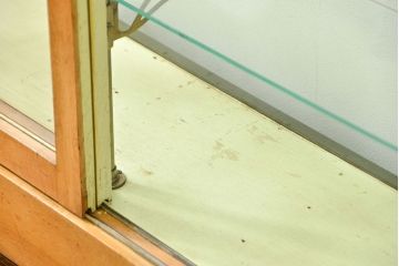 レトロ家具　アンティーク レトロな薄型ガラスケース(2) (ショーケース、飾り棚)