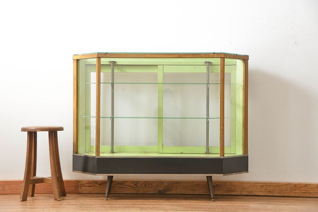レトロ家具　昭和レトロ 珍しいデザイン、六角型の薄型ガラスケース(ショーケース、飾り棚、陳列棚)
