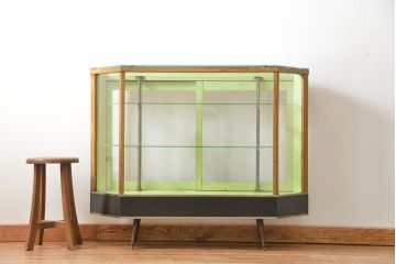 レトロ家具　昭和レトロ 珍しいデザイン、六角型の薄型ガラスケース(ショーケース、飾り棚、陳列棚)