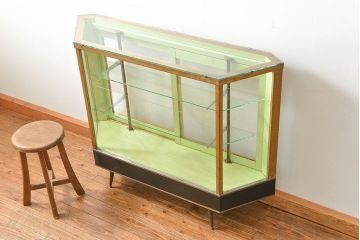 レトロ家具　昭和レトロ 珍しいデザイン、六角型の薄型ガラスケース(ショーケース、飾り棚、陳列棚)