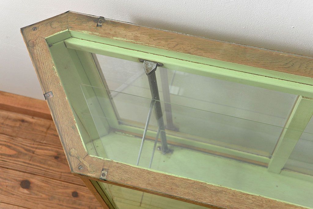 レトロ家具　昭和レトロ 珍しいデザイン、六角型の薄型ガラスケース(ショーケース、飾り棚、陳列棚)