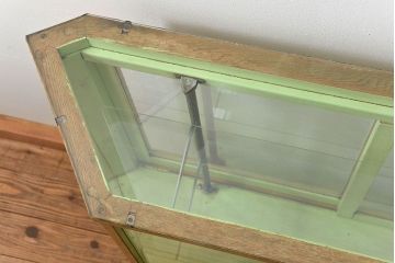 レトロ家具　昭和レトロ 珍しいデザイン、六角型の薄型ガラスケース(ショーケース、飾り棚、陳列棚)