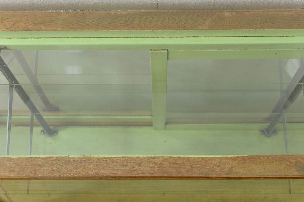 レトロ家具　昭和レトロ 珍しいデザイン、六角型の薄型ガラスケース(ショーケース、飾り棚、陳列棚)