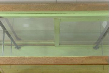 レトロ家具　昭和レトロ 珍しいデザイン、六角型の薄型ガラスケース(ショーケース、飾り棚、陳列棚)