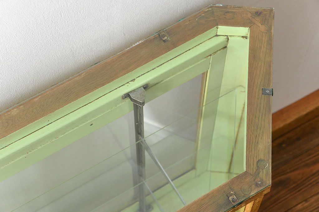 レトロ家具　昭和レトロ 珍しいデザイン、六角型の薄型ガラスケース(ショーケース、飾り棚、陳列棚)