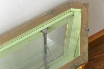 レトロ家具　昭和レトロ 珍しいデザイン、六角型の薄型ガラスケース(ショーケース、飾り棚、陳列棚)