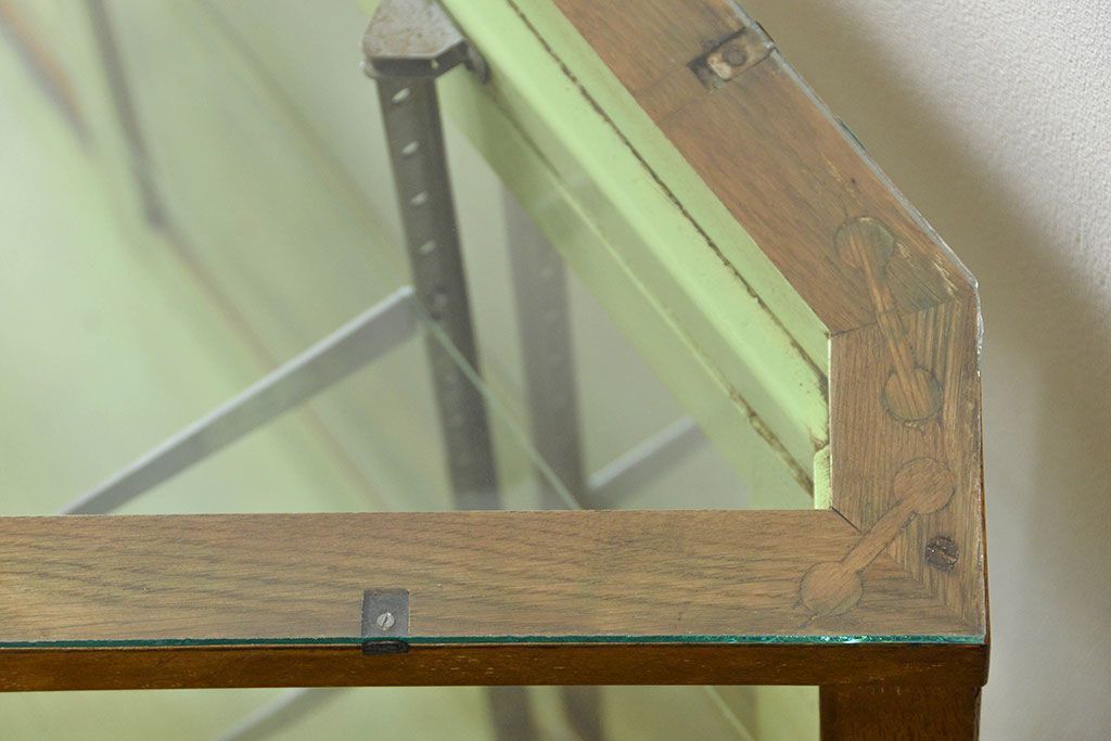 レトロ家具　昭和レトロ 珍しいデザイン、六角型の薄型ガラスケース(ショーケース、飾り棚、陳列棚)