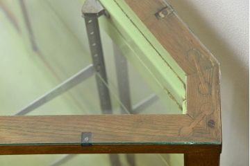 レトロ家具　昭和レトロ 珍しいデザイン、六角型の薄型ガラスケース(ショーケース、飾り棚、陳列棚)