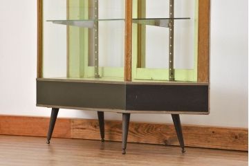 レトロ家具　昭和レトロ 珍しいデザイン、六角型の薄型ガラスケース(ショーケース、飾り棚、陳列棚)