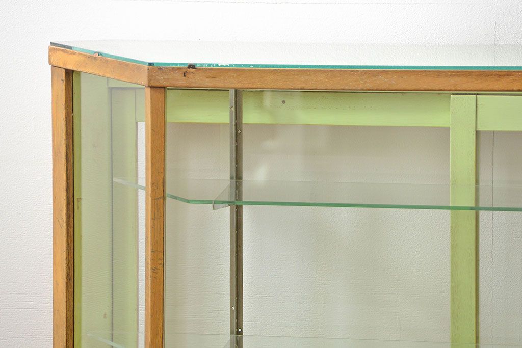 レトロ家具　昭和レトロ 珍しいデザイン、六角型の薄型ガラスケース(ショーケース、飾り棚、陳列棚)