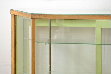 レトロ家具　昭和レトロ 珍しいデザイン、六角型の薄型ガラスケース(ショーケース、飾り棚、陳列棚)
